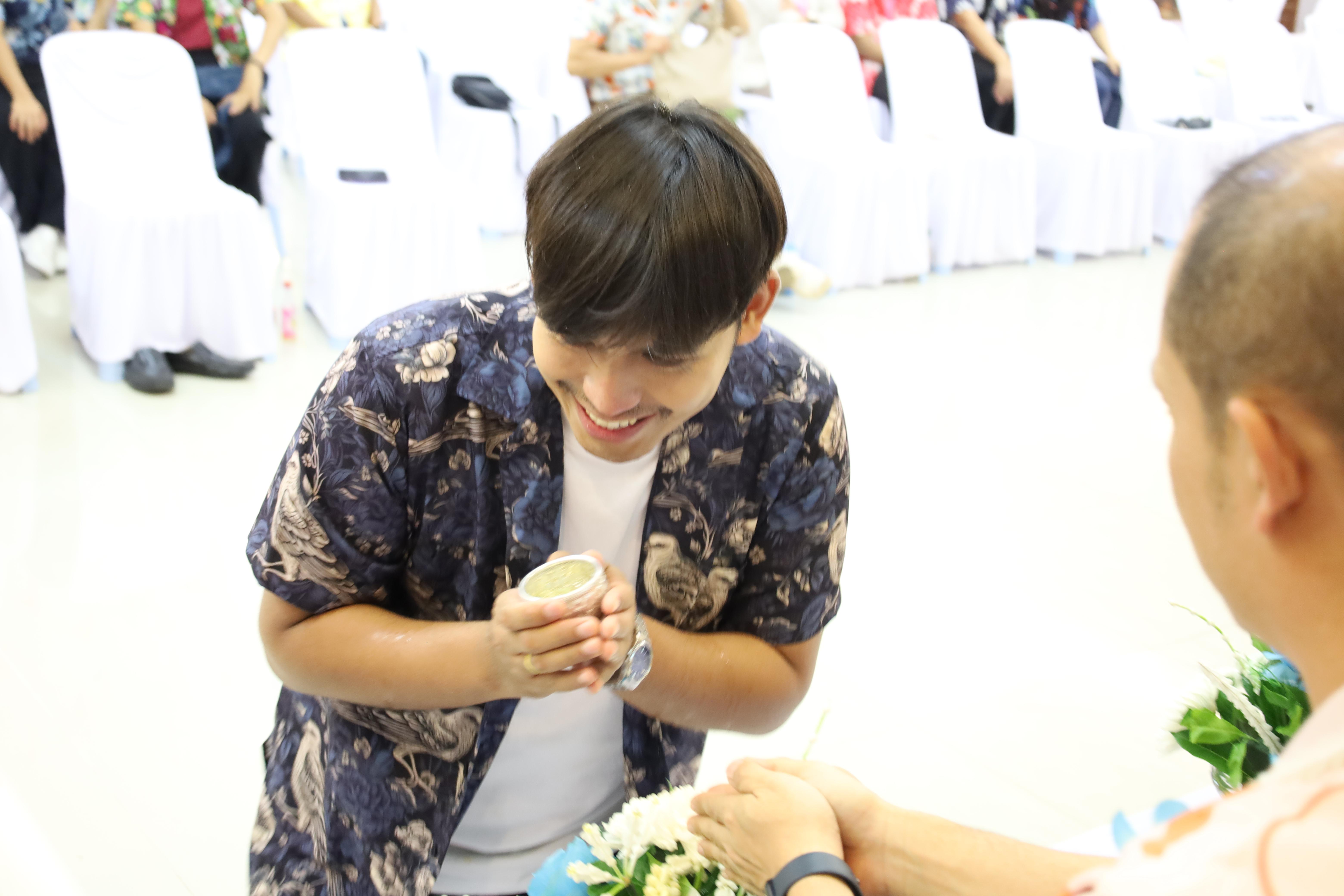 115. วันที่ 26 เมษายน 2568 สาขาการบริหารการศึกษา ได้จัดกิจกรรมรดน้ำดำหัวคณาจารย์ระดับบัณฑิตศึกษา ประจำสาขาการบริหารการศึกษา ณ ห้องประชุมครุร่มสัก 1 ชั้น 3 อาคารคณะครุศาสตร์